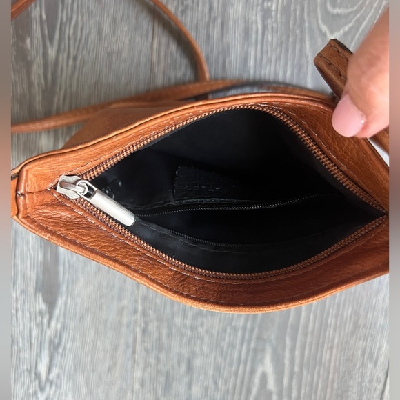 Real 100% leather crossbody or over the shoulder bag purse. Cognac brown - Picture 6 of 8